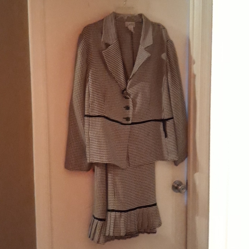 Skirt suit